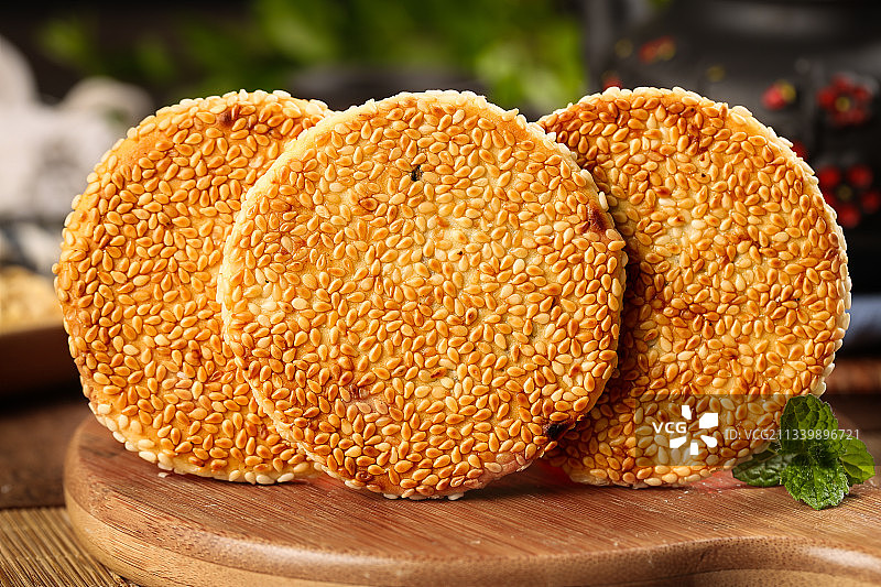 木板上放着黄石港饼图片素材