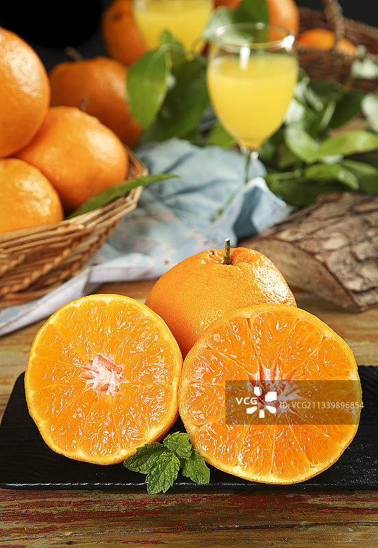 木板上放着新鲜春见图片素材