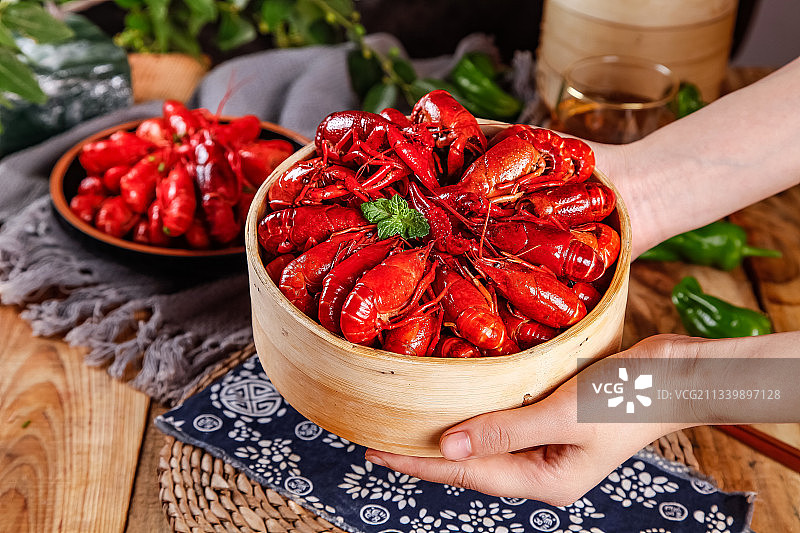 蒸笼里装着蒸小龙虾图片素材