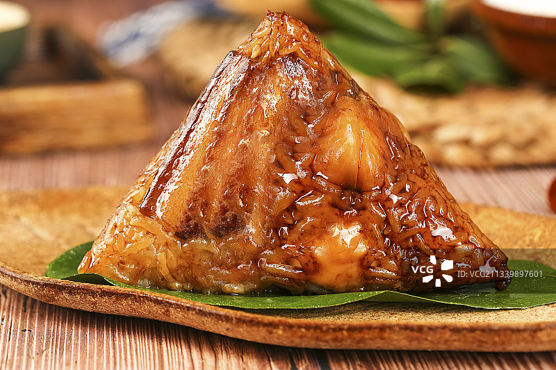 木底上放着肉粽图片素材