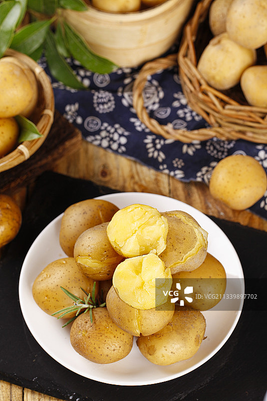 盘子里装着黄金小土豆图片素材