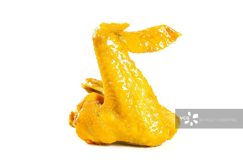 白底上摆放着盐焗鸡翅图片素材