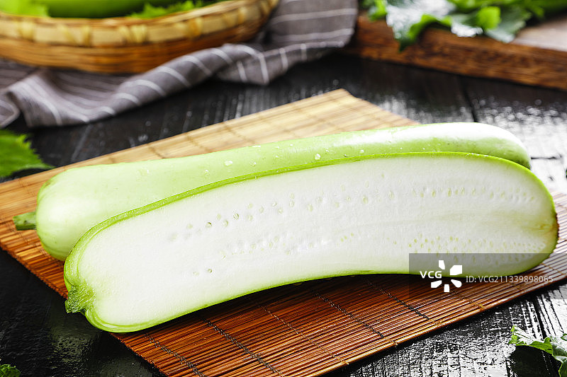 木底上放着瓠子图片素材