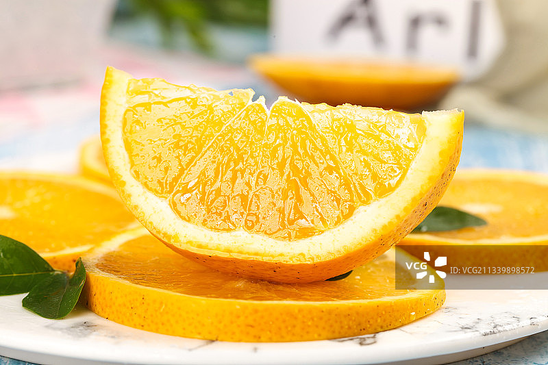 盘子里装着小柚子图片素材