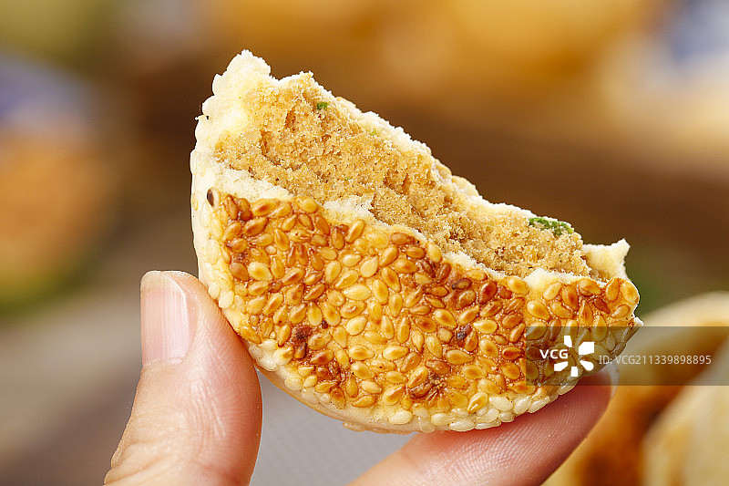 手里拿着手工芝麻饼图片素材
