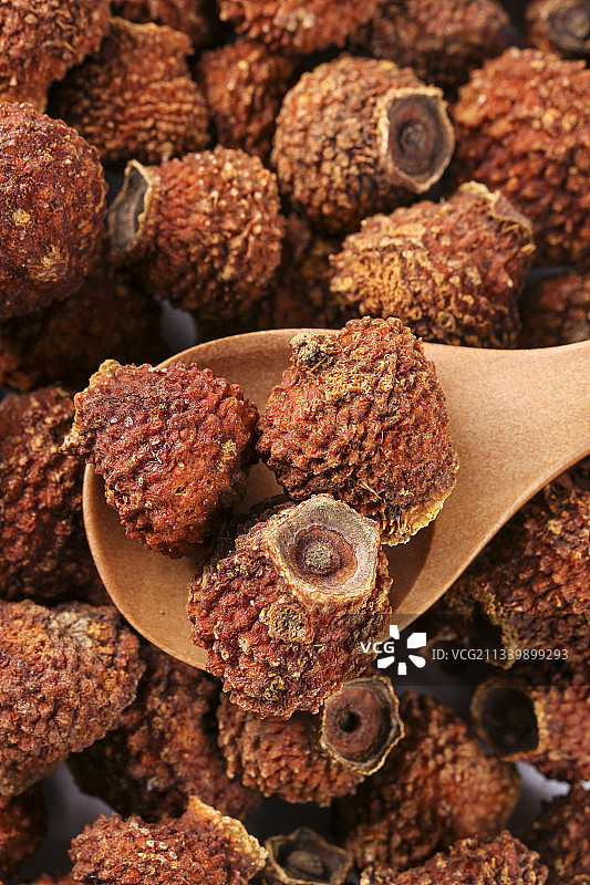 勺子里的刺梨干图片素材