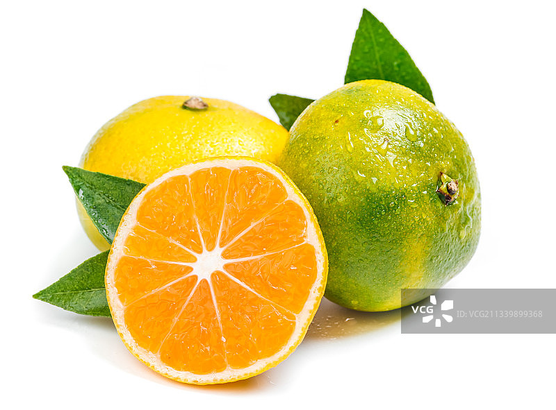 白底上放着切开的云南蜜桔图片素材