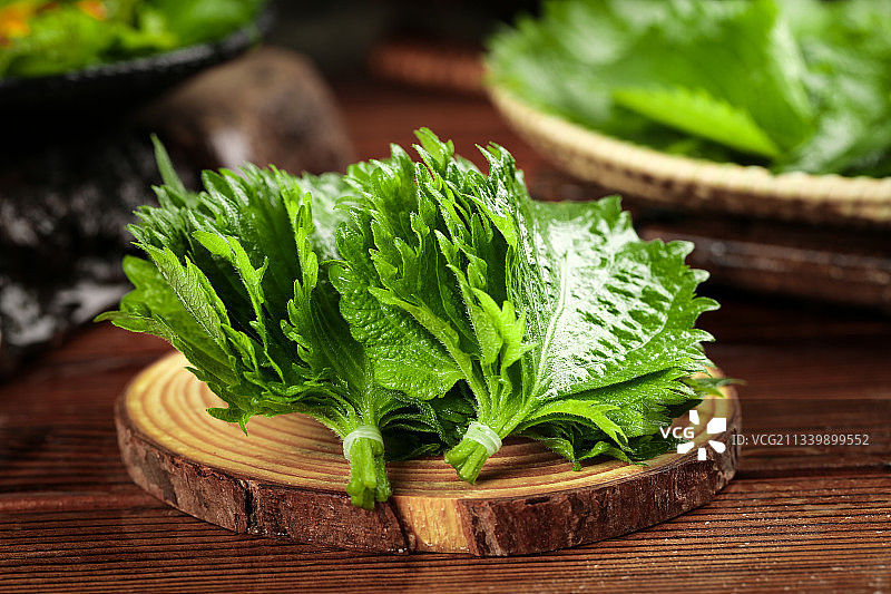 木底上的新鲜紫苏叶图片素材