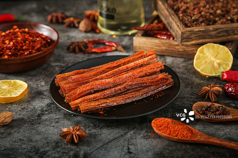 盘子里装着辣条图片素材