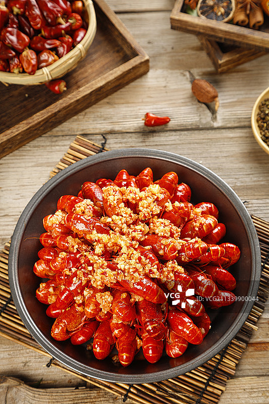 盆里装着蒜蓉小龙虾图片素材