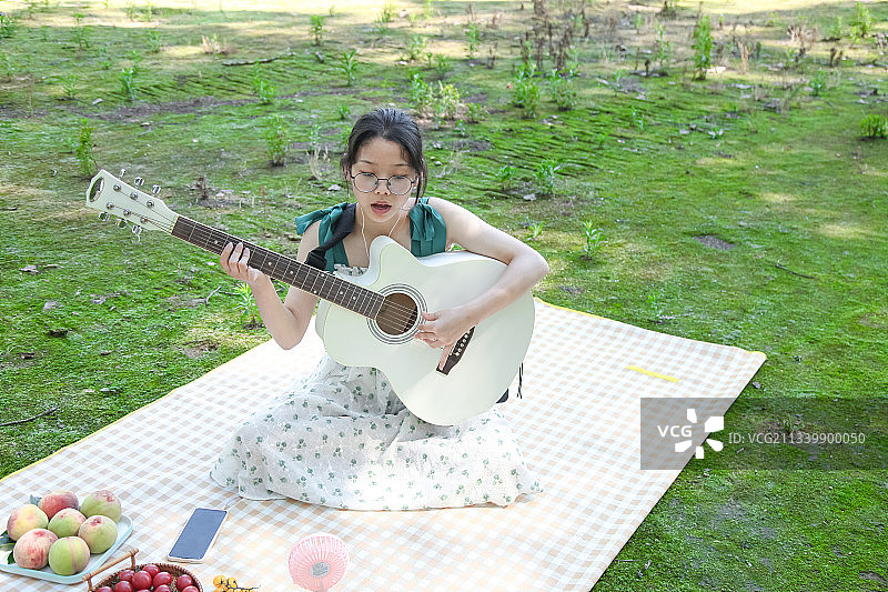 女孩手里拿着吉他图片素材