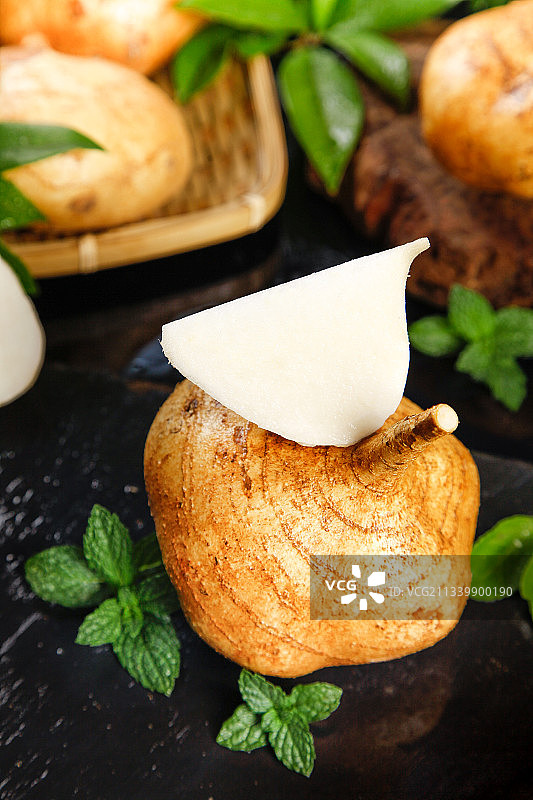 深底上摆放着凉薯图片素材