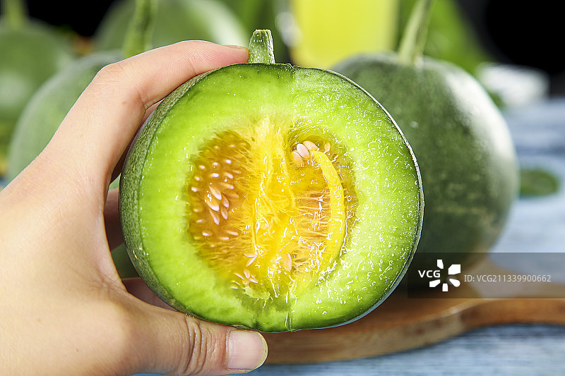 手里拿着绿宝香瓜图片素材