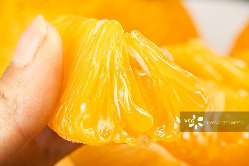 手里拿着新鲜胡柚图片素材