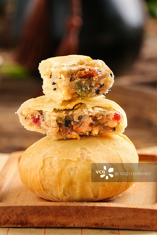 木板上的酥皮月饼图片素材