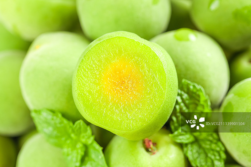 篮子里放着脆青梅图片素材