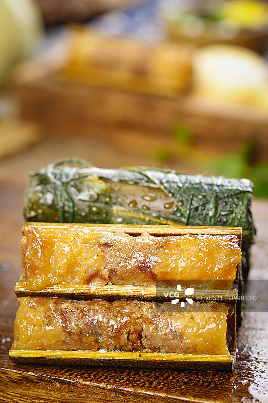 木板上的竹筒粽子图片素材