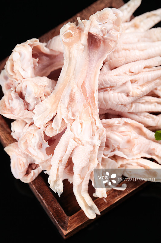 黑底上的无骨鸡脚图片素材