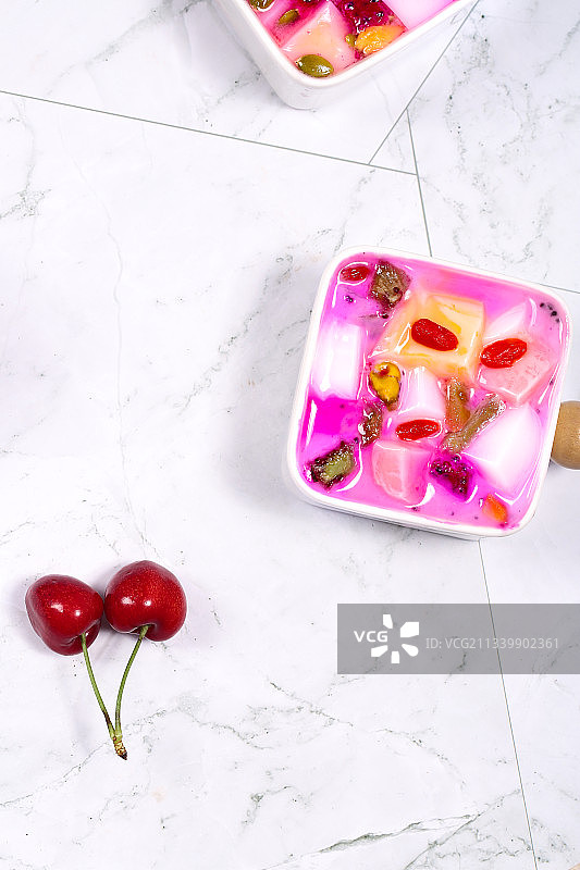 碟子里装着清补凉图片素材