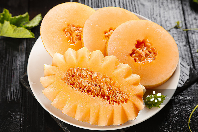 盘子里装着黄皮蜜瓜图片素材