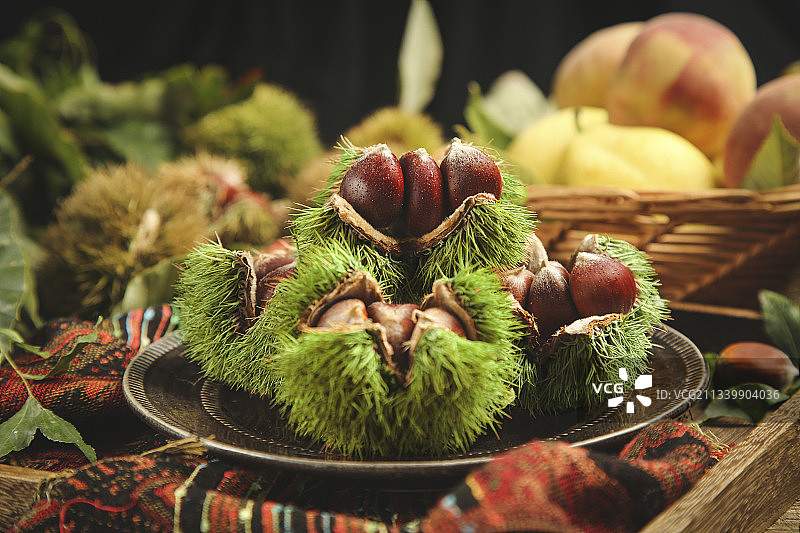 盘子里装着迁西板栗图片素材