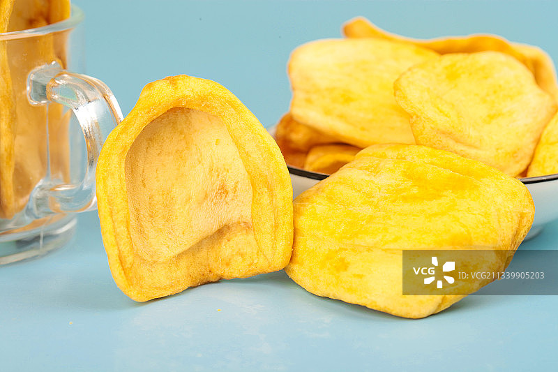 浅底上摆放着菠萝蜜干图片素材