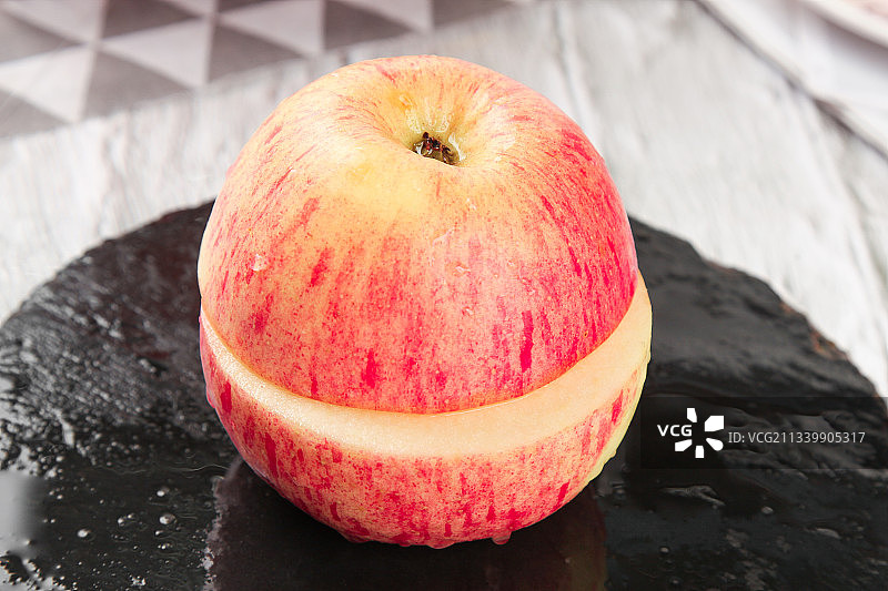 黑石板上的洛川红富士苹果图片素材