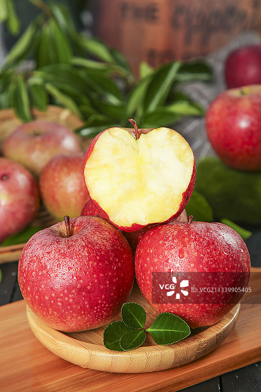 盘子里装着苹果图片素材