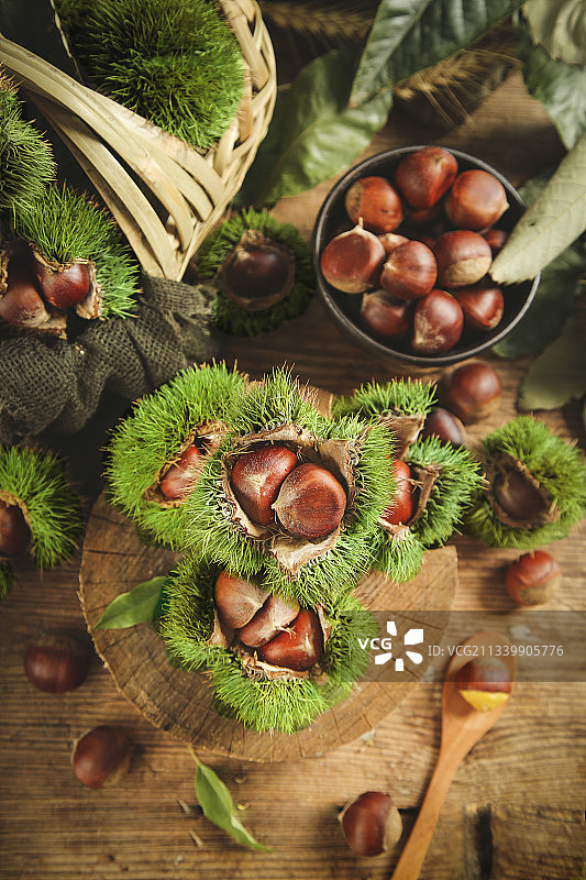 木底上放着迁西板栗图片素材