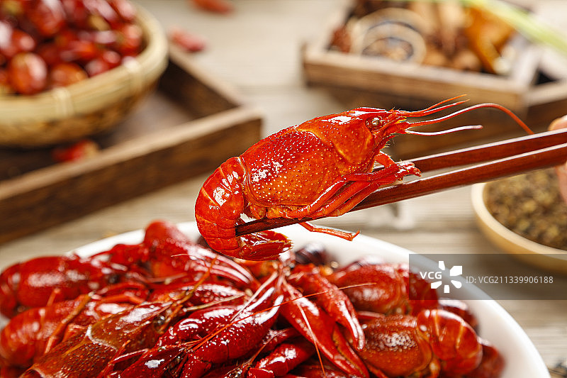 手上拿着蒸小龙虾图片素材