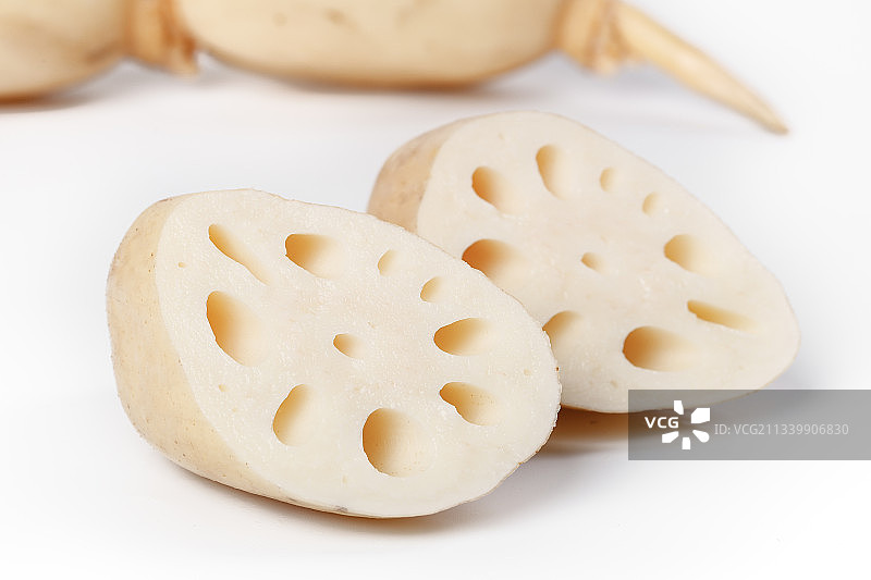 白底上放着切开的九孔莲藕图片素材