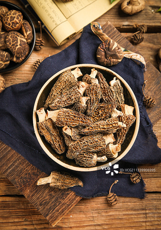 木底上放着一盘羊肚菌图片素材