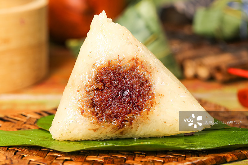 木底上放着粽子图片素材