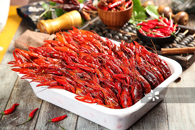 盘子里装着蒸虾图片素材
