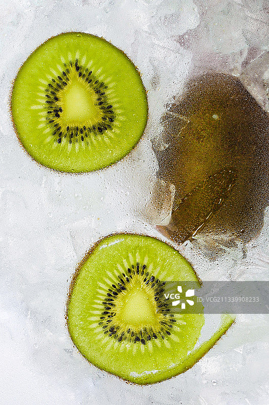 冰镇新鲜猕猴桃图片素材