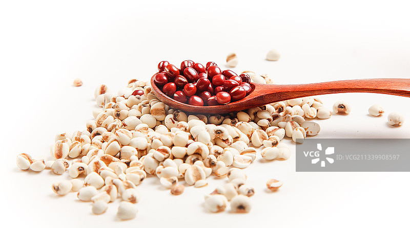 白底上放着红豆薏米图片素材