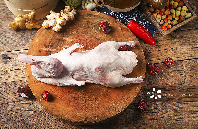 砧板上放着鸭子图片素材