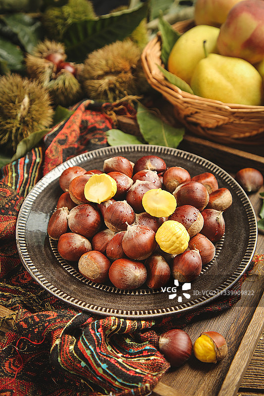 盘子里装着迁西板栗图片素材