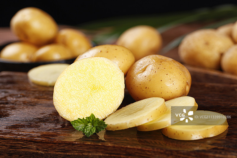 木板上放着云南小土豆图片素材