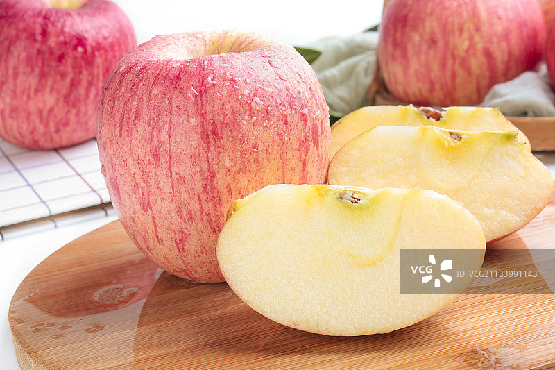 木底上的红苹果图片素材