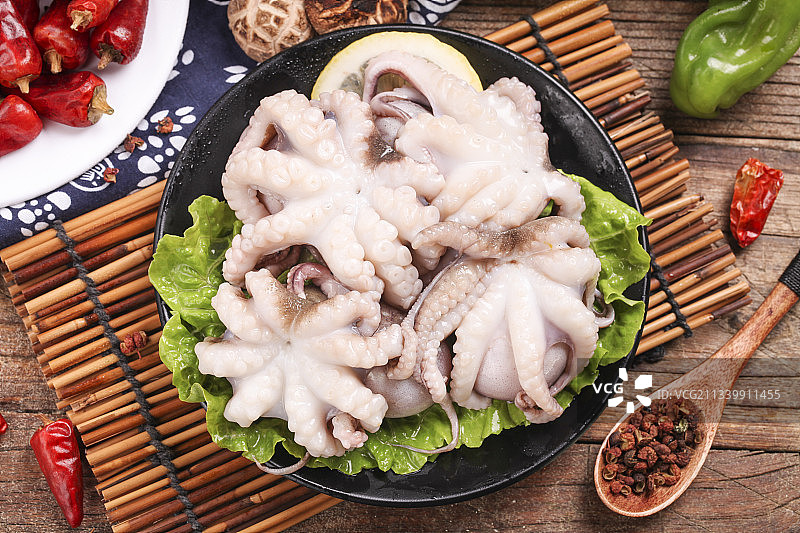 竹底上放着一盘八爪鱼图片素材