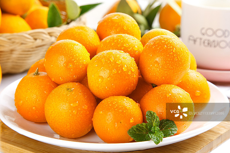 盘子里装着广西小金桔图片素材