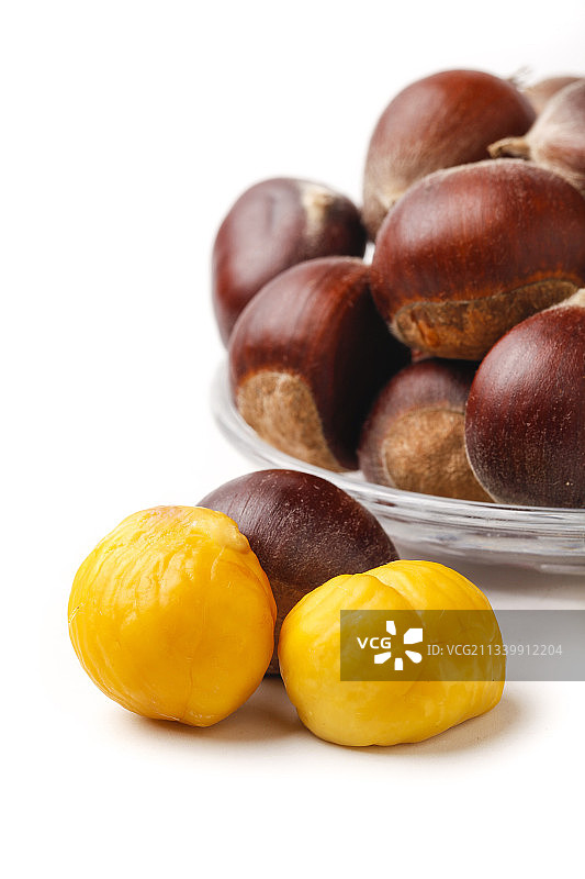 白底上摆放着板栗仁图片素材
