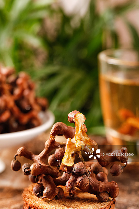 木底上放着拐枣图片素材