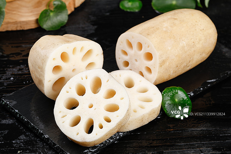 黑底上的切开的白莲藕图片素材
