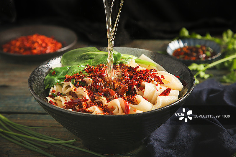 碗里装着油泼面图片素材