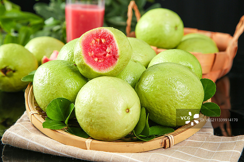 篮子里装着红心芭乐图片素材