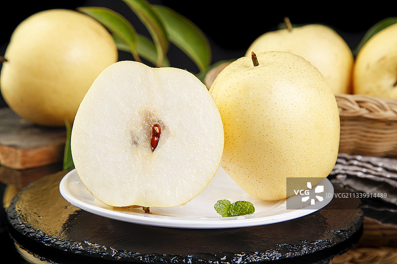 盘子里装着翠冠梨图片素材