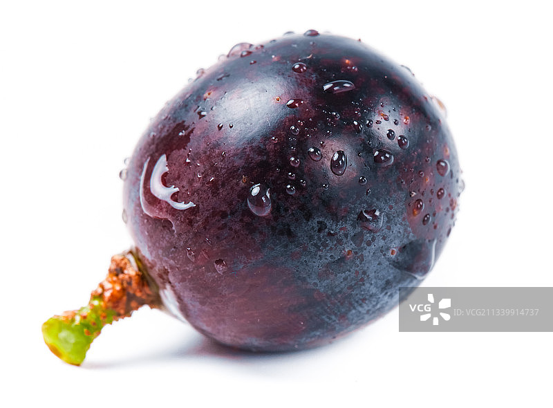 白底上放着云南夏黑葡萄图片素材