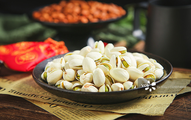 木底上的开心果图片素材